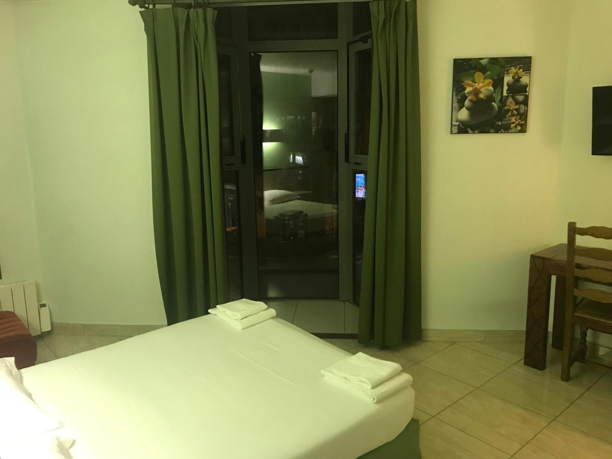 Hotel Couleurs Sud Centre-Ville Gare Charleville-Mézières エクステリア 写真