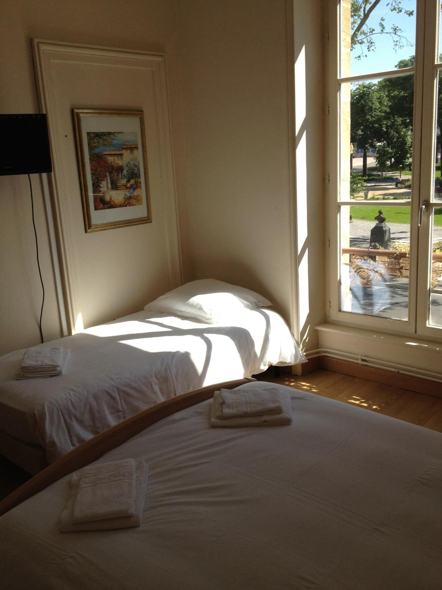 Hotel Couleurs Sud Centre-Ville Gare Charleville-Mézières エクステリア 写真