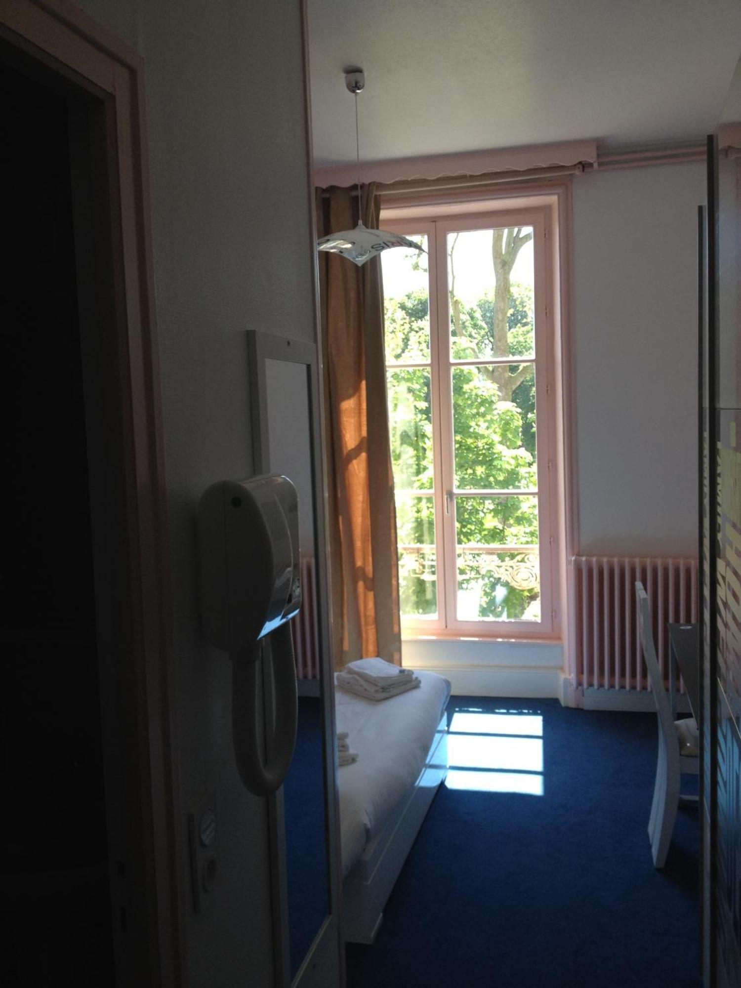Hotel Couleurs Sud Centre-Ville Gare Charleville-Mézières エクステリア 写真